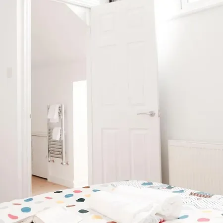 Stylish Renovated Near Headingley & Park Apartment